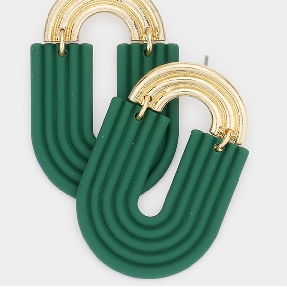 Oval shaped earrings - Picture 2 of 3